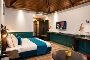 Mountain View Luxury Room with Balcony | Iron/ironing board, free WiFi, bed sheets - The Voyage Resort, Manali (Manali)
