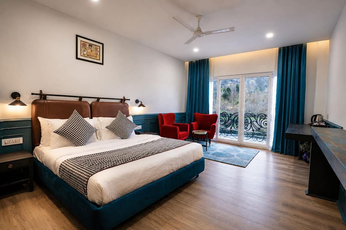 Mountain View Boutique Room with French Window | アイロン / アイロン台、WiFi (無料)、ベッドシーツ