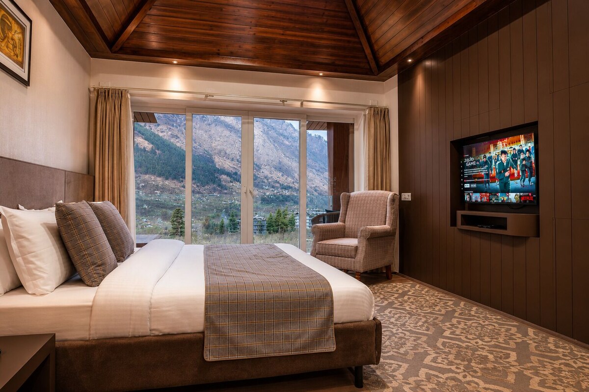 Presidential Suite with Jacuzzi & Balcony | Iron/ironing board, WiFi (free), bed sheets