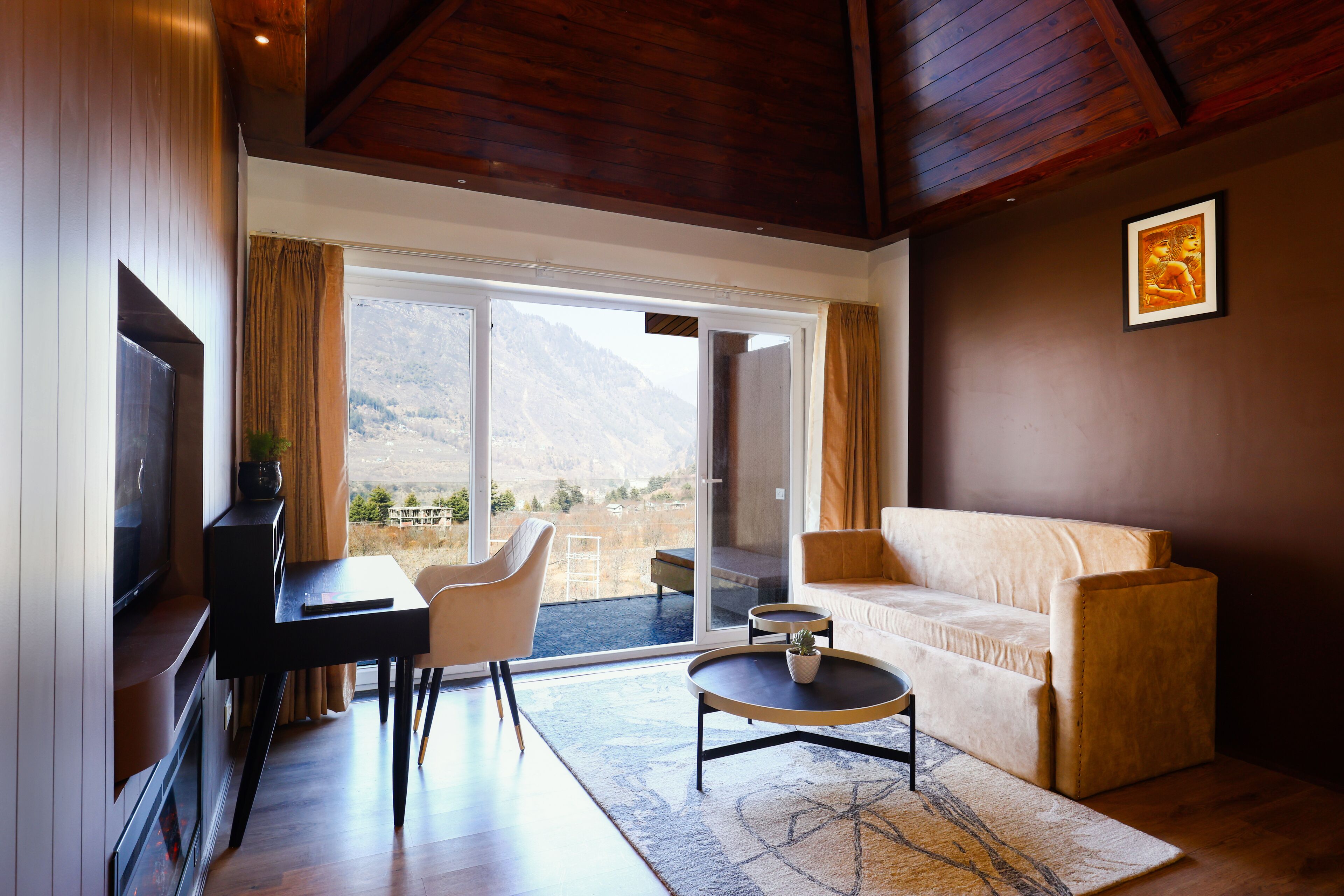 Presidential Double Room | Living area | 32-inch LCD TV with satellite channels