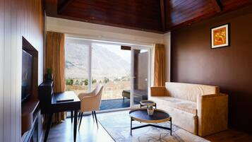 Presidential Double Room | Living area | 32-inch LCD TV with satellite channels