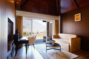 プレジデンシャル ダブルルーム | リビング エリア | 32 インチの液晶テレビ (衛星放送視聴可)