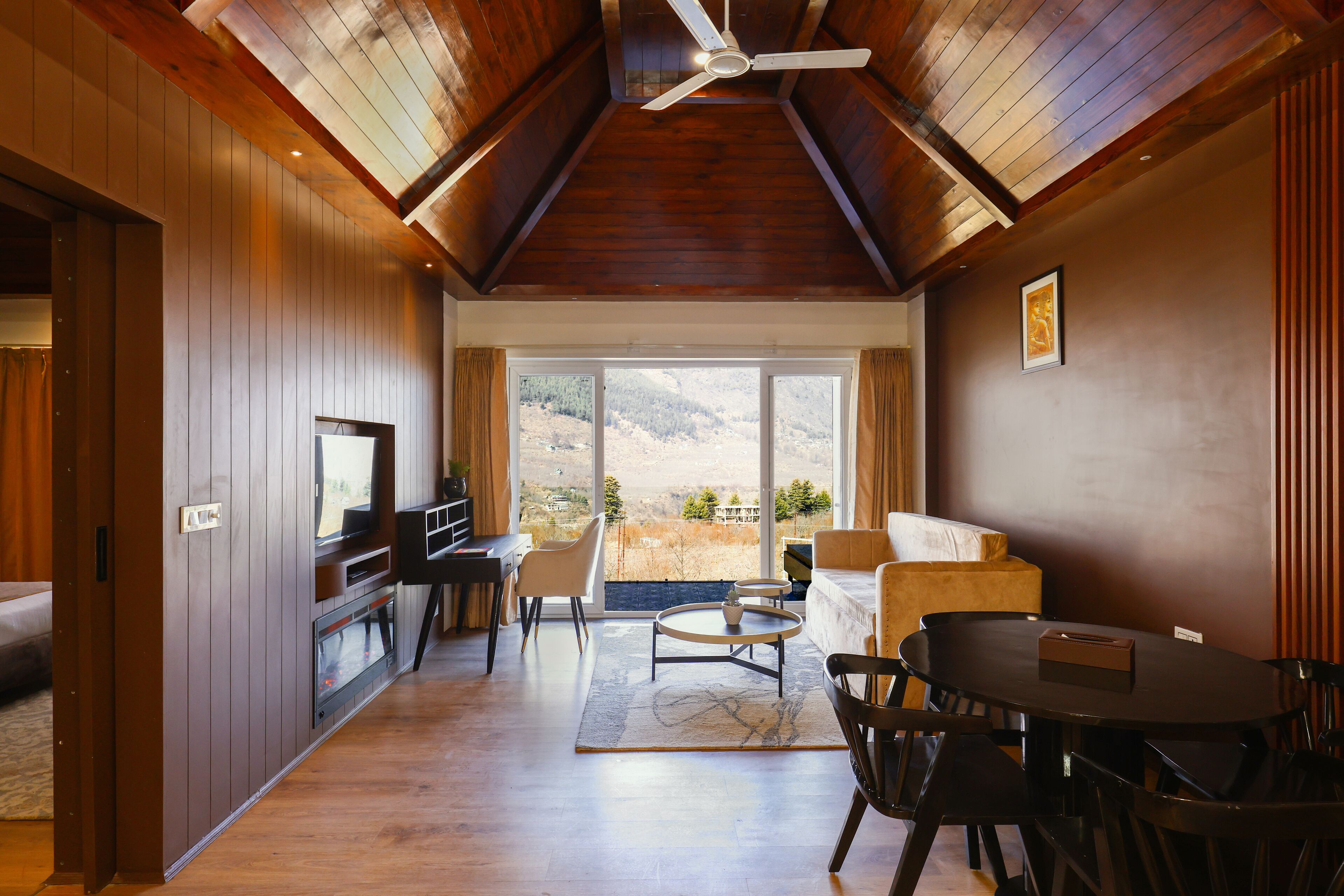 Phòng đôi Presidential | Khu phòng khách | TV LCD 32-inch có truyền hình vệ tinh 