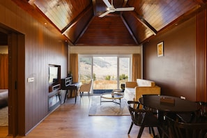 Habitación presidencial doble | Zona de estar | Televisión LCD de 32 pulgadas con canales por satélite