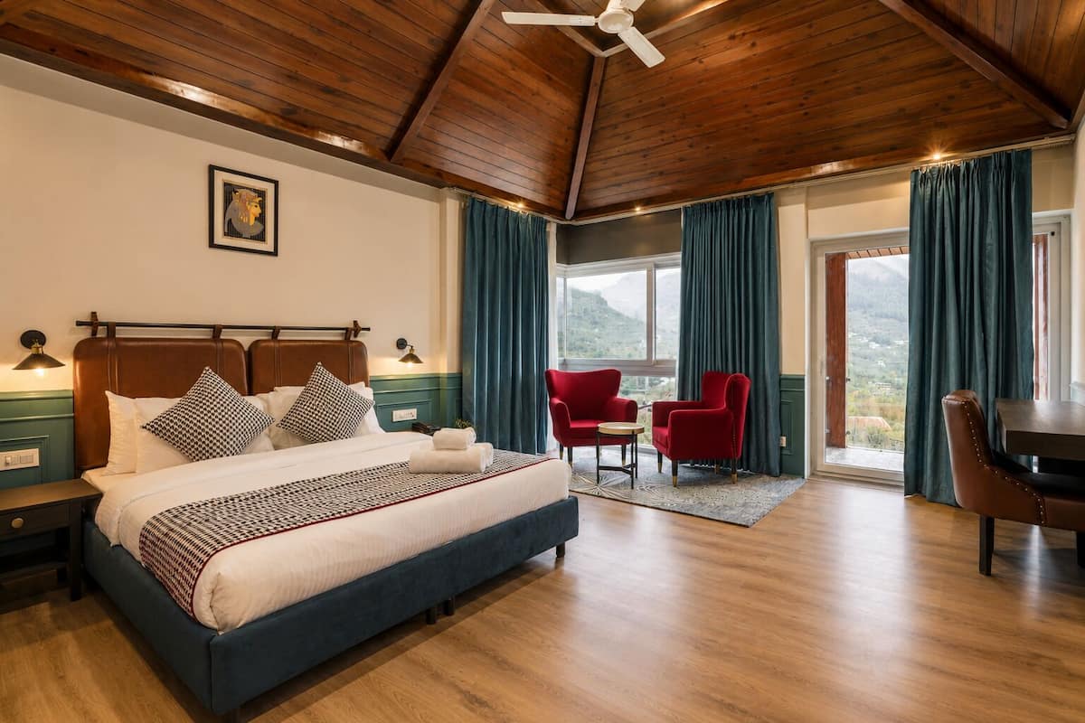 Mountain View Luxury room with Panoramic Bathtub & Balcony | アイロン / アイロン台、WiFi (無料)、ベッドシーツ