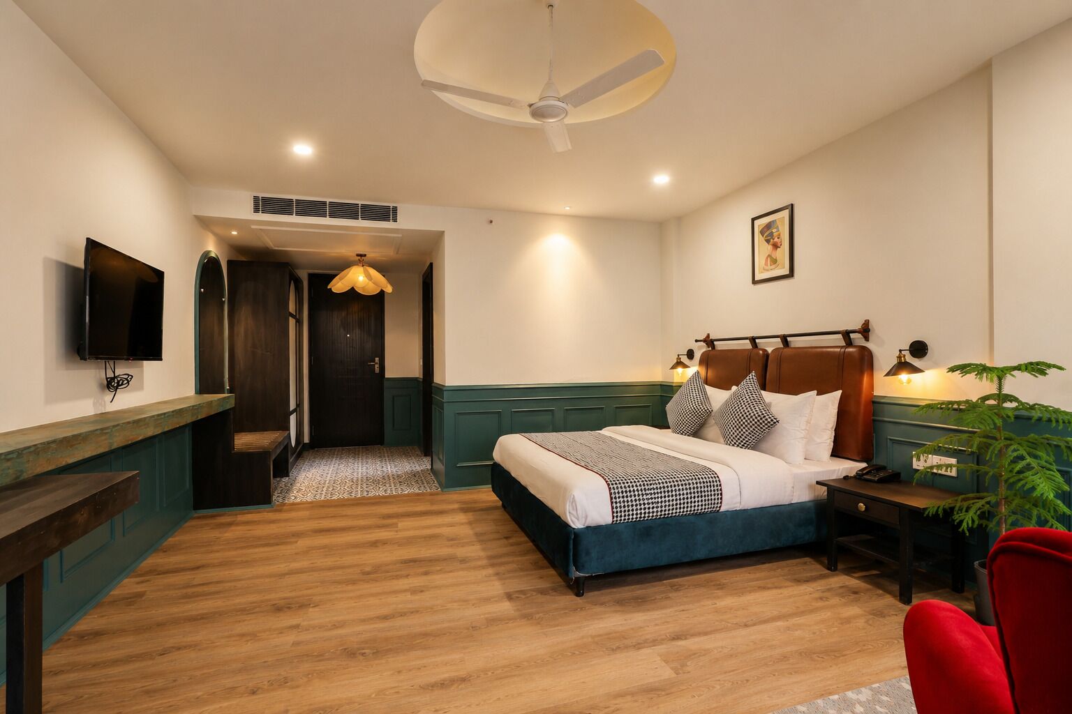 Mountain View Luxury room with Panoramic Bathtub &amp; Balcony | Iron/ironing board, WiFi (free), bed sheets