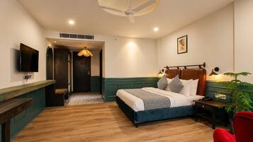 Mountain View Luxury room with Panoramic Bathtub & Balcony | Iron/ironing board, WiFi (free), bed sheets