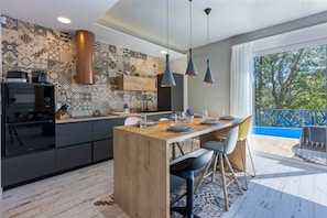 Een koelkast, een microgolfoven, een oven, een kookplaat