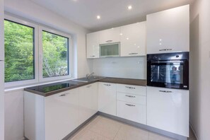 Kühlschrank, Ofen, Herdplatte, Wasserkocher mit Kaffee-/Teezubehör