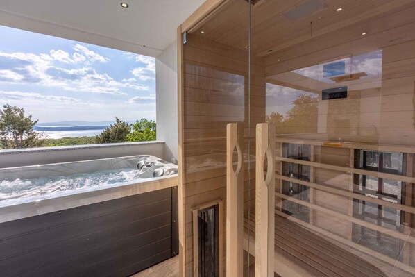 Outdoor spa tub - Holiday home with sea view, whirlpool and sauna (Crikvenica)