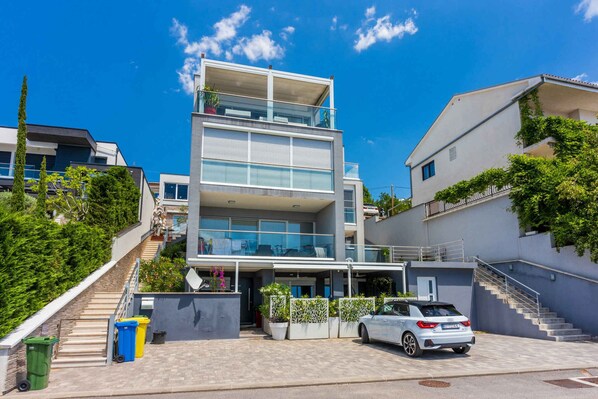 المنشأة من الخارج