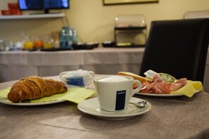 Gratis komplett frukost varje dag 