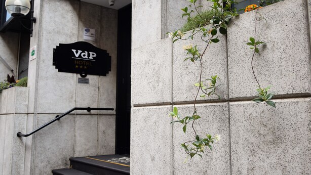 A hotel entrance with a sign reading "VdP HOTEL" and a staircase leading to the entrance. - Hotel Valentino Du Parc (Turin)