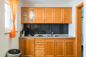 Kühlschrank, Herdplatte, Wasserkocher mit Kaffee-/Teezubehör, Toaster