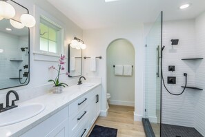 Dusche, Haartrockner, Handtücher