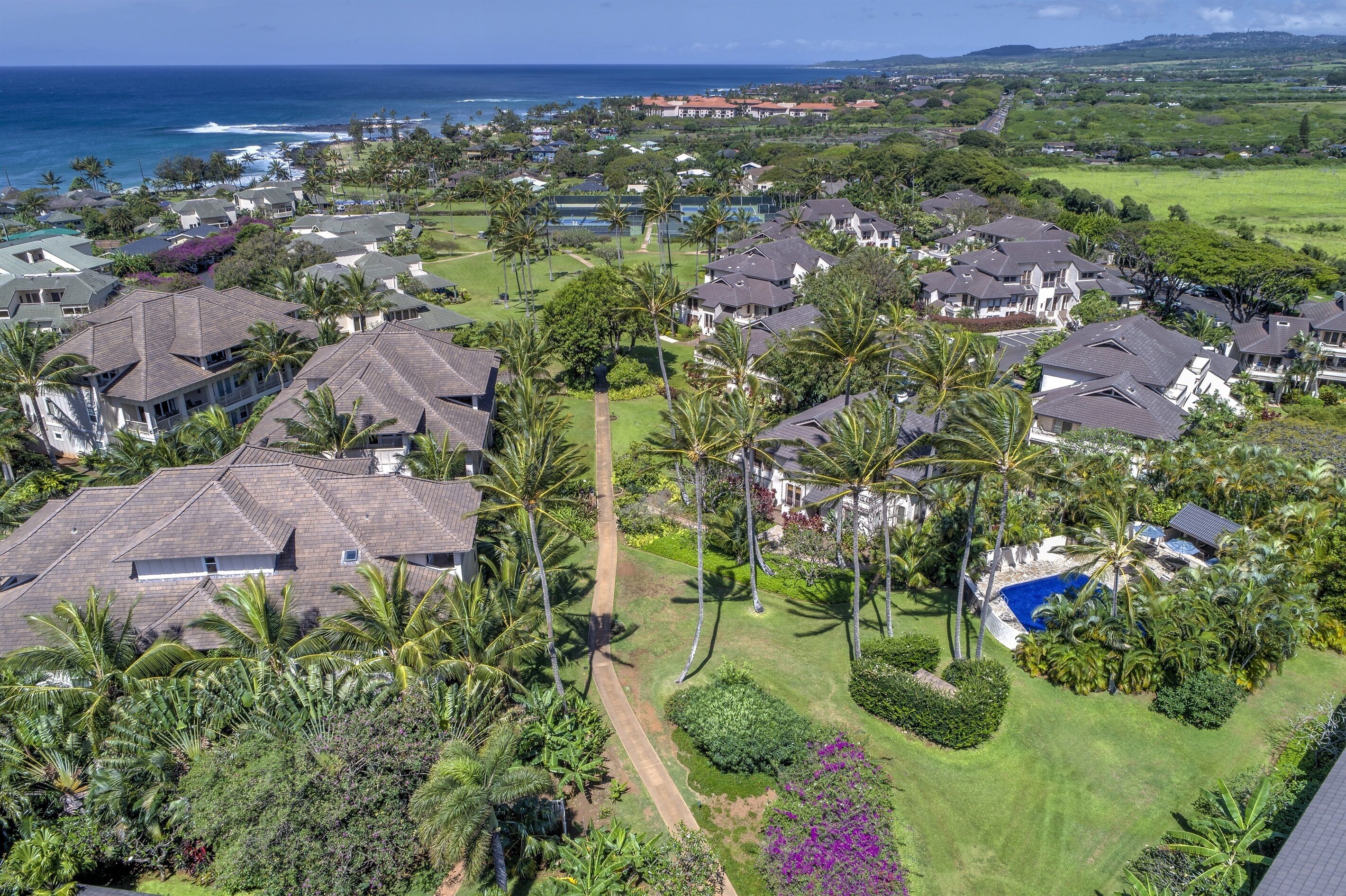 Un quartiere residenziale con case, un campo da golf e una piscina.