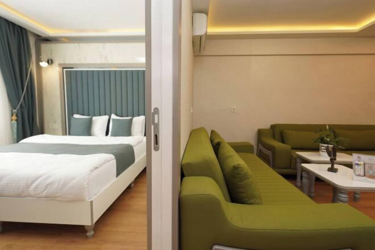 Schreibtisch, schallisolierte Zimmer, Bügeleisen/Bügelbrett