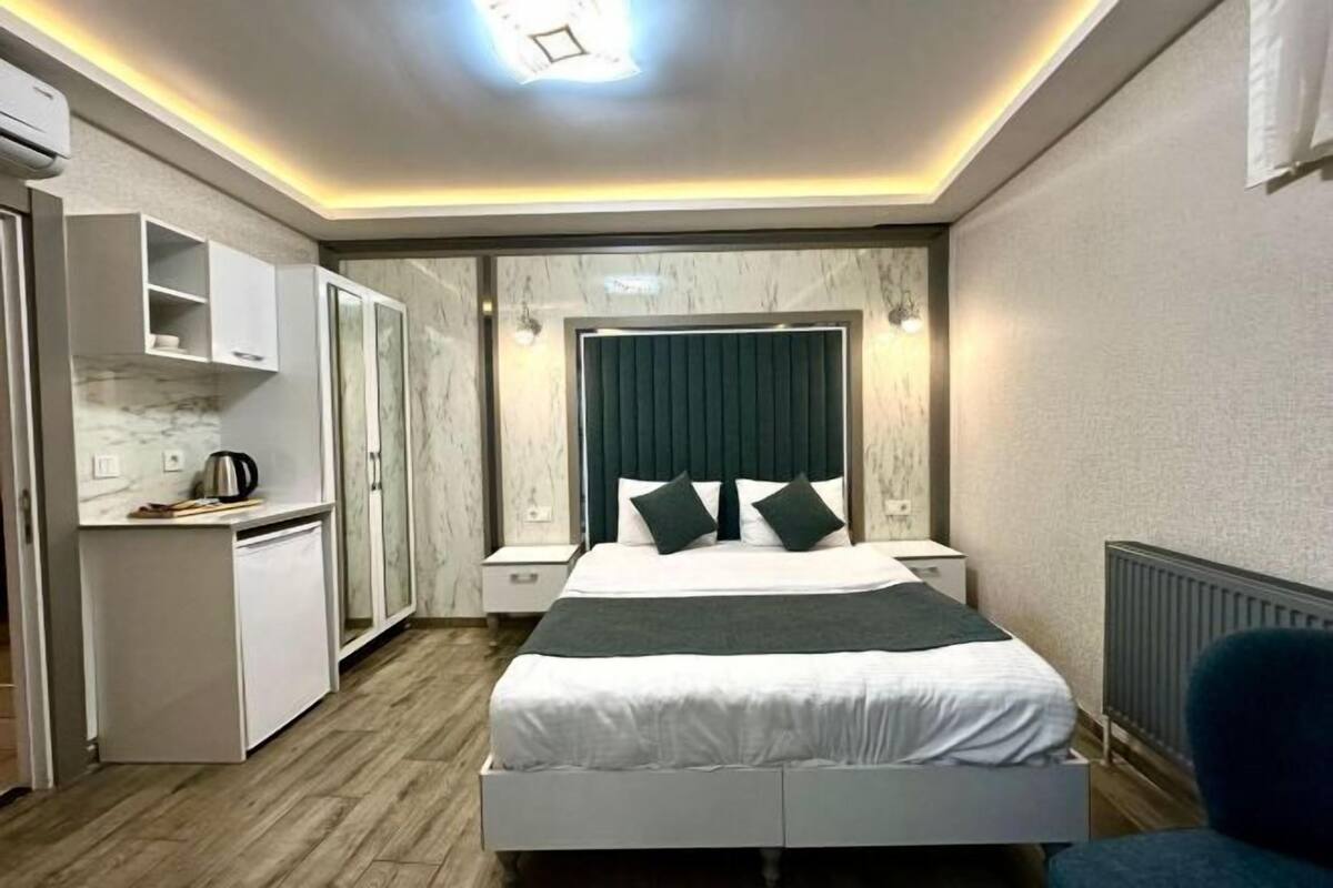 Schreibtisch, schallisolierte Zimmer, Bügeleisen/Bügelbrett