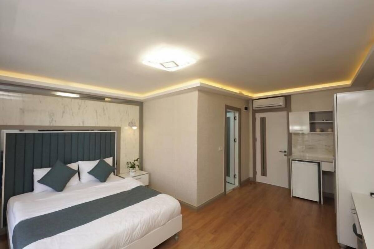 Schreibtisch, schallisolierte Zimmer, Bügeleisen/Bügelbrett