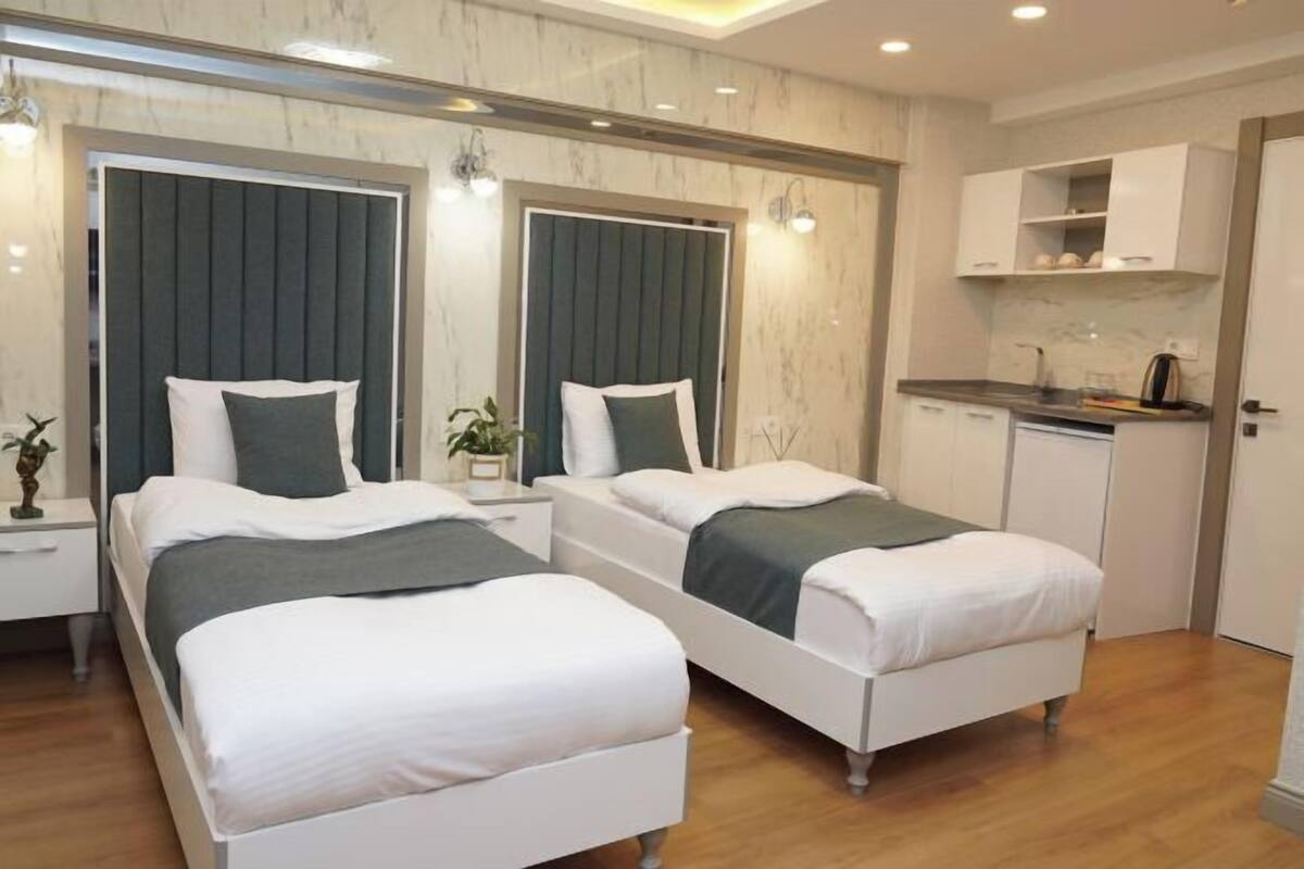 Schreibtisch, schallisolierte Zimmer, Bügeleisen/Bügelbrett