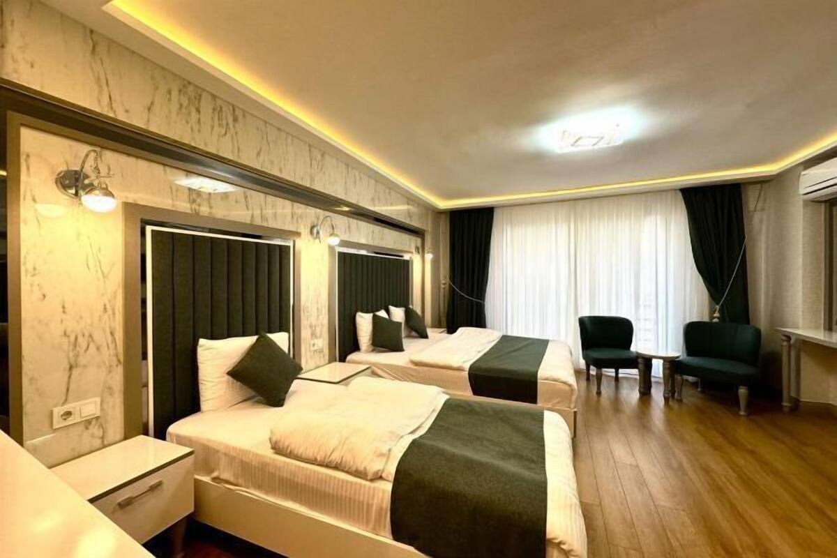 Schreibtisch, schallisolierte Zimmer, Bügeleisen/Bügelbrett