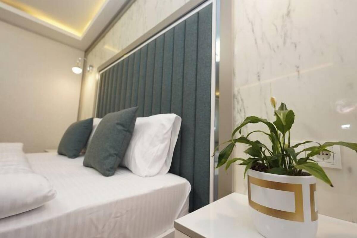 Schreibtisch, schallisolierte Zimmer, Bügeleisen/Bügelbrett