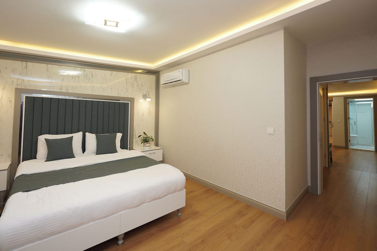 Condo Elite | Escritorio, insonorización, tabla de planchar con plancha y wifi gratis