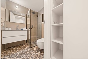 Dusche, Haartrockner, Handtücher