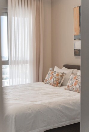 1 habitación, escritorio, tabla de planchar con plancha y cuna de viaje 