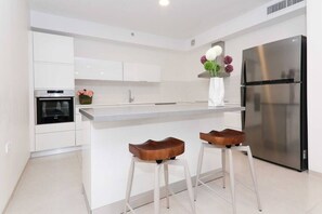 Jääkaappi, mikroaaltouuni, uuni, liesi