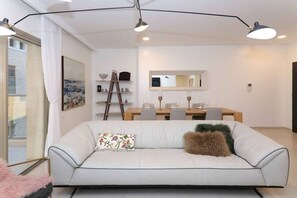 Televisor, llar de foc i llibres