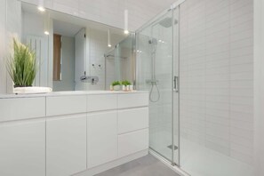 Dusche, Haartrockner, Shampoo
