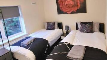 House | 3 bedrooms, iron/ironing board, free WiFi, bed sheets