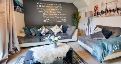 Runcorn - House - Sleeps 6 - Parking - Garden