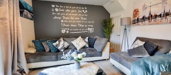 Runcorn - House - Sleeps 6 - Parking - Garden