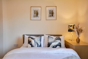House | 3 bedrooms, iron/ironing board, free WiFi, bed sheets - Runcorn - House - Sleeps 6 - Parking - Garden (Runcorn)