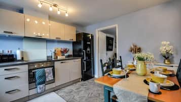 Casa | Cocina privada | Refrigerador, microondas, horno y parrilla de estufa