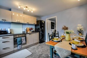House | Private kitchen | Fridge, microwave, oven, stovetop - Runcorn - House - Sleeps 6 - Parking - Garden (Runcorn)