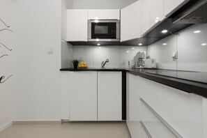 Departamento, 1 habitación, balcón | Cocina privada | Microondas, lavavajillas, cafetera y tetera y utensilios de cocina 