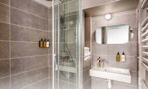 Le Bel appartement 04 | Bathroom | Shower, hair dryer, towels, soap - Beauquartier - Sentier (Paris)