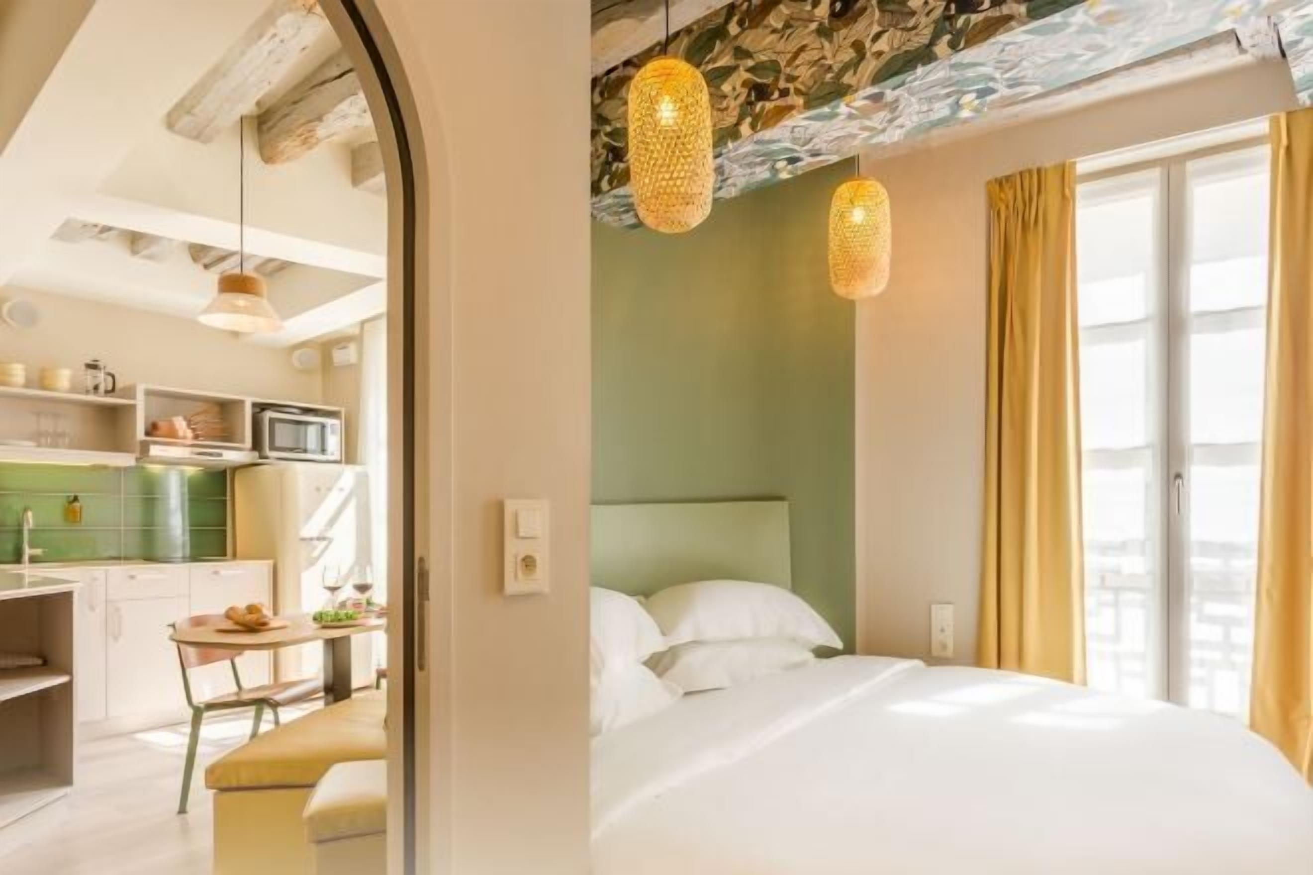 ستائر تعتيم ومكواة/لوح كي وواي فاي مجانًا وملاءات أسرّة