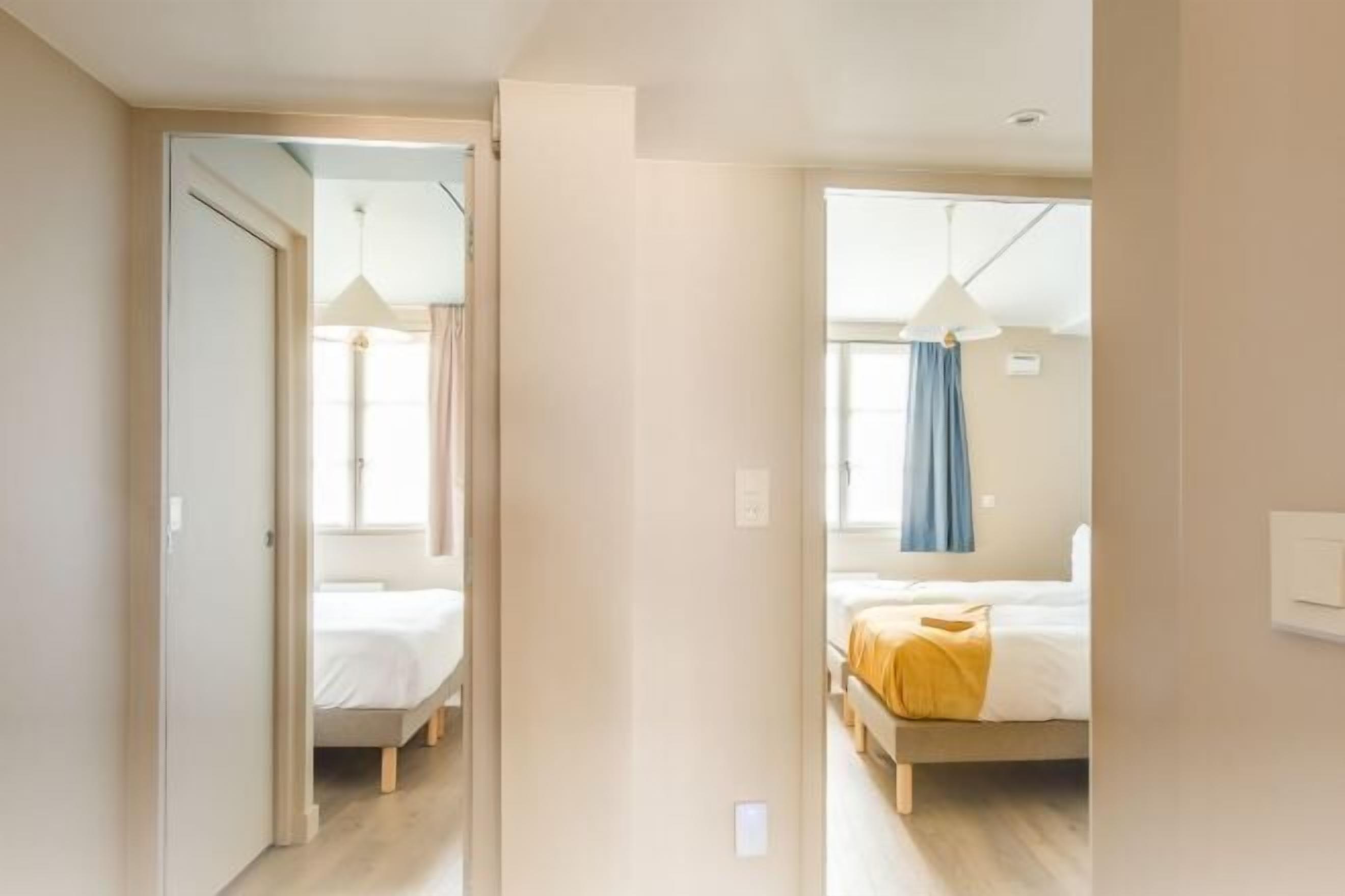 ستائر تعتيم ومكواة/لوح كي وواي فاي مجانًا وملاءات أسرّة