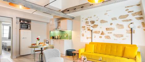 Classic-huoneisto | Oleskelualue | 38–tuumainen äly-TV, jossa digitaalikanavat