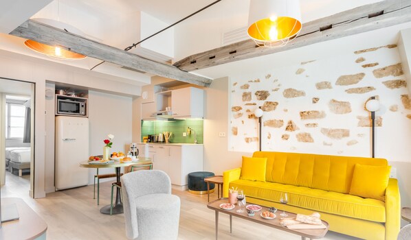 Klassiek appartement | Woonruimte | Een 38-inch smart-tv met digitale zenders