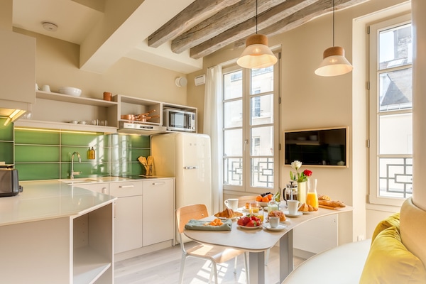 Appartement 03 | Coin séjour | TV connectée de 38 pouces avec chaßnes numériques