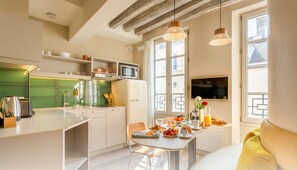 Klassiek appartement | Woonruimte | Een 38-inch smart-tv met digitale zenders