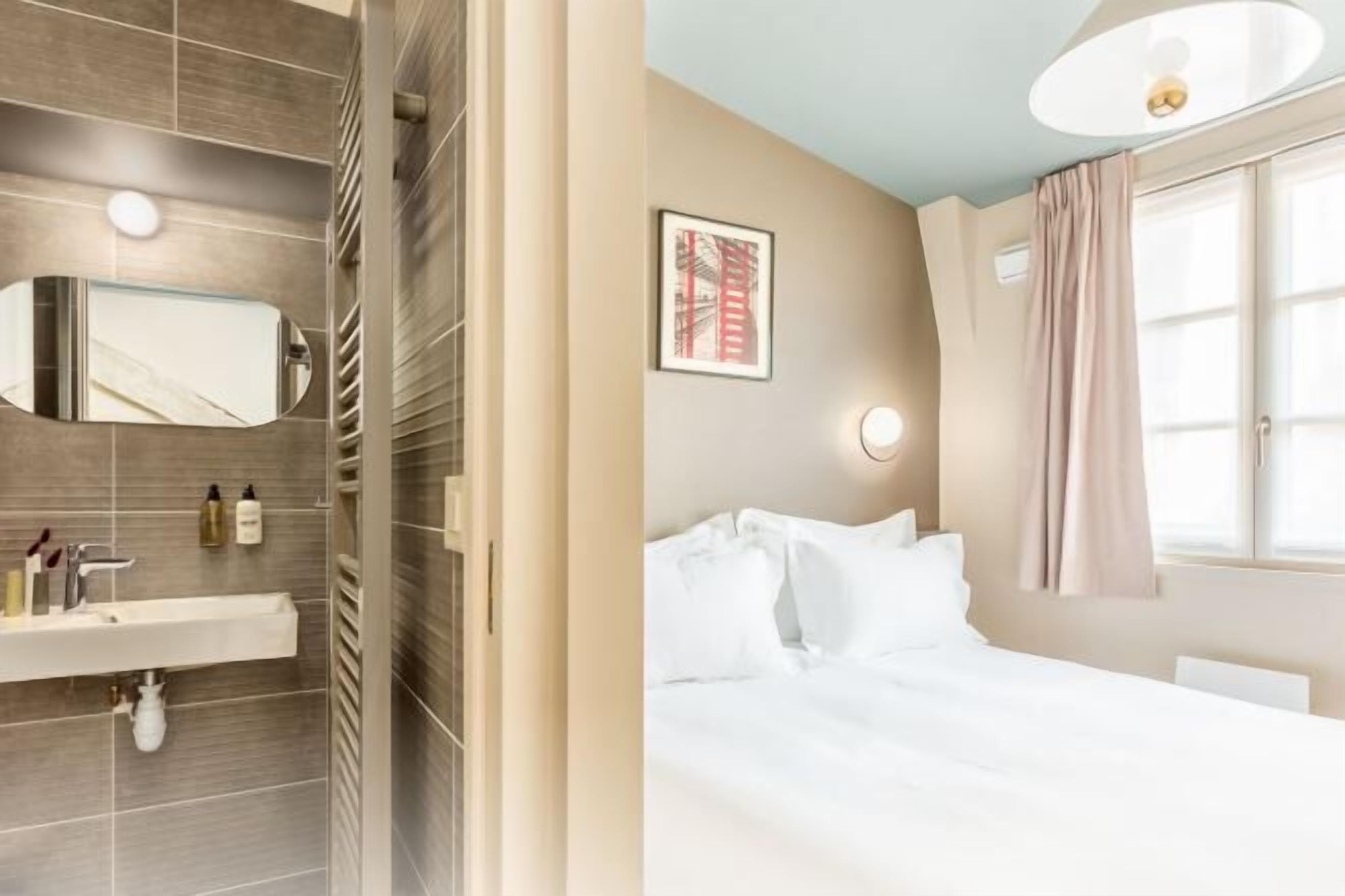 ستائر تعتيم ومكواة/لوح كي وواي فاي مجانًا وملاءات أسرّة