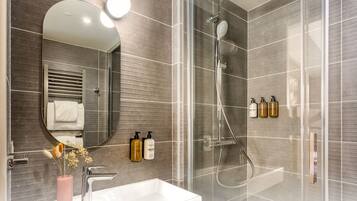 Le Bel appartement 04 | Bathroom | Shower, hair dryer, towels, soap