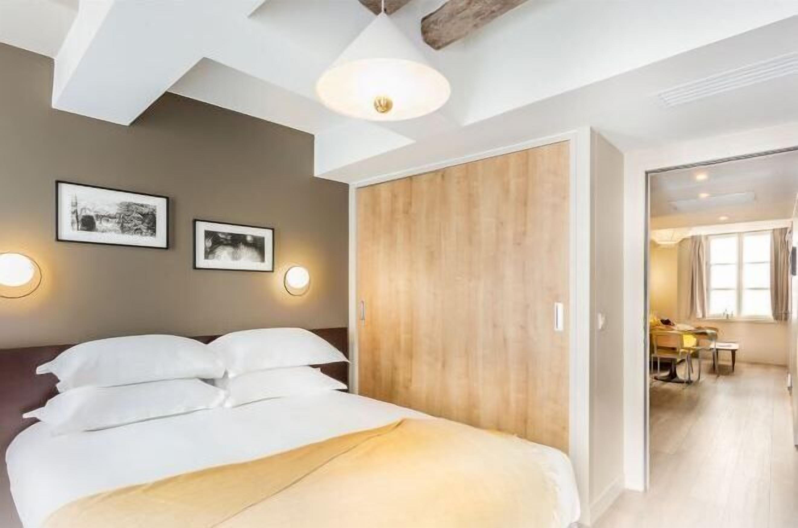 ستائر تعتيم ومكواة/لوح كي وواي فاي مجانًا وملاءات أسرّة