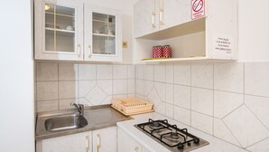 Kaffetrakter/tekoker, kjøleskap, mikrobølgeovn og kokeplater